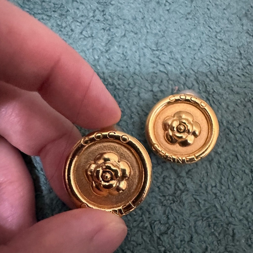 Chanel Gold Floral Earrings- camelia clip ons - Picture 2 of 4